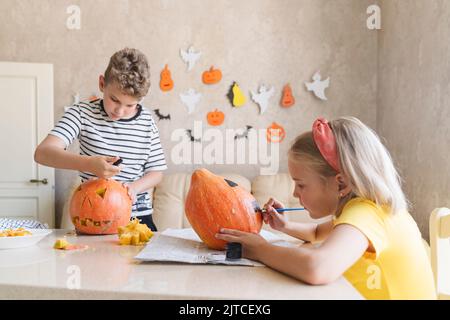 Les enfants se préparent à l'Halloween, à la coloration et à la coupe des citrouilles. Banque D'Images