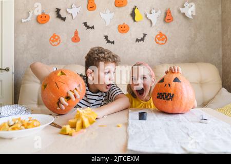 Enfants amusants avec des citrouilles pour Halloween. Banque D'Images