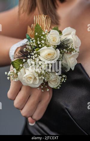 Une jeune fille non identifiée du lycée montre son dressage au poignet qui lui a été donné par sa date de bal. Banque D'Images