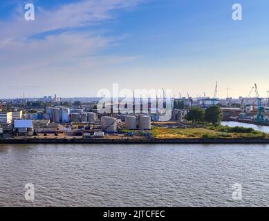 Hambourg, Allemagne, 27 août 2022, belle vue sur le port de Hambourg vue de l'Elbe Philhamornic Banque D'Images