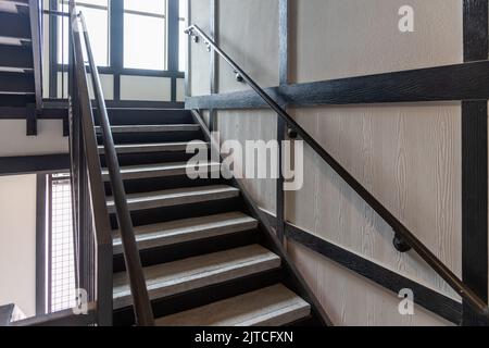 Garde-corps en acier inoxydable et en bois. Protection antichute, conception moderne de la rambarde et de l'escalier Banque D'Images