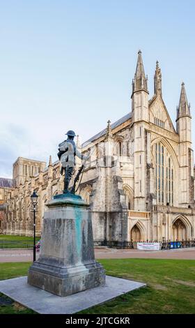 Cathédrale de Winchester, vue sur le front ouest et statue d'un rifleman du King's Royal Rifle corps, Winchester, Hampshire, dans le sud de l'Angleterre Banque D'Images