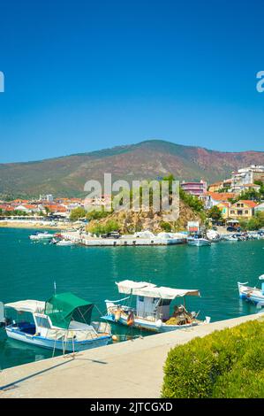 Vue sur le village de Limenaria sur l'île de Thassos, Grèce Banque D'Images