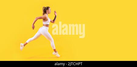 Femme saut de la bannière de course avec maquette d'espace d'auteur. Sport fille coureur courir sur fond jaune. Banque D'Images