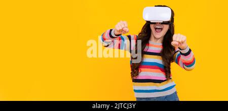 Adolescent stupéfié. Gadgets virtuels pour les enfants, temps libre et étude. Une adolescente utilise des lunettes vr. Bannière d'enfant fille avec casque vr de réalité virtuelle Banque D'Images