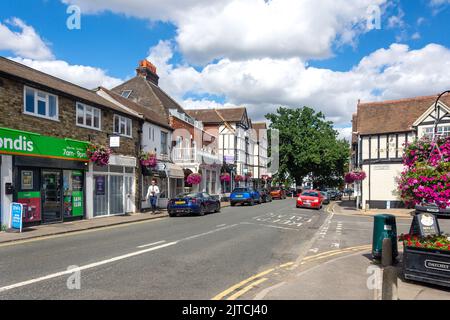 Vue sur High Street depuis la gare de Datchet, High Street, Datchet, Berkshire, Angleterre, Royaume-Uni Banque D'Images