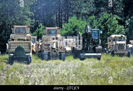 Les opérations d'exercice sont présentées le 4 août 2022 à fort McCoy, Wisconsin, pour l'exercice d'entraînement au soutien au combat (CSTX) 86th de la Division d'entraînement (86-22-02). L'exercice a eu lieu en août 2022 à fort McCoy à divers endroits tout au long de l'installation. Environ 4 000 membres du service ont participé à l'exercice. Le CSTX est un événement de formation conjoint exécuté dans un environnement de formation intégré en direct, virtuel et constructif où les membres du service testent leurs compétences tactiques et techniques. (É.-U. Photo de l'armée par Scott T. Sturkol, Bureau des affaires publiques, fort McCoy, Wisconsin) Banque D'Images