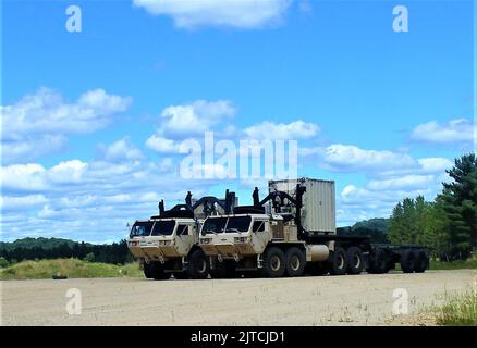 Les opérations d'exercice sont présentées le 4 août 2022 à fort McCoy, Wisconsin, pour l'exercice d'entraînement au soutien au combat (CSTX) 86th de la Division d'entraînement (86-22-02). L'exercice a eu lieu en août 2022 à fort McCoy à divers endroits tout au long de l'installation. Environ 4 000 membres du service ont participé à l'exercice. Le CSTX est un événement de formation conjoint exécuté dans un environnement de formation intégré en direct, virtuel et constructif où les membres du service testent leurs compétences tactiques et techniques. (É.-U. Photo de l'armée par Scott T. Sturkol, Bureau des affaires publiques, fort McCoy, Wisconsin) Banque D'Images