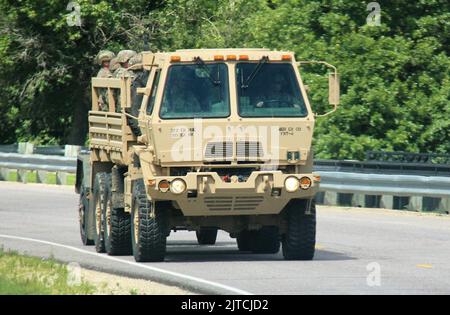 Les opérations d'exercice sont présentées le 4 août 2022 à fort McCoy, Wisconsin, pour l'exercice d'entraînement au soutien au combat (CSTX) 86th de la Division d'entraînement (86-22-02). L'exercice a eu lieu en août 2022 à fort McCoy à divers endroits tout au long de l'installation. Environ 4 000 membres du service ont participé à l'exercice. Le CSTX est un événement de formation conjoint exécuté dans un environnement de formation intégré en direct, virtuel et constructif où les membres du service testent leurs compétences tactiques et techniques. (É.-U. Photo de l'armée par Scott T. Sturkol, Bureau des affaires publiques, fort McCoy, Wisconsin) Banque D'Images