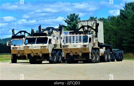 Les opérations d'exercice sont présentées le 4 août 2022 à fort McCoy, Wisconsin, pour l'exercice d'entraînement au soutien au combat (CSTX) 86th de la Division d'entraînement (86-22-02). L'exercice a eu lieu en août 2022 à fort McCoy à divers endroits tout au long de l'installation. Environ 4 000 membres du service ont participé à l'exercice. Le CSTX est un événement de formation conjoint exécuté dans un environnement de formation intégré en direct, virtuel et constructif où les membres du service testent leurs compétences tactiques et techniques. (É.-U. Photo de l'armée par Scott T. Sturkol, Bureau des affaires publiques, fort McCoy, Wisconsin) Banque D'Images