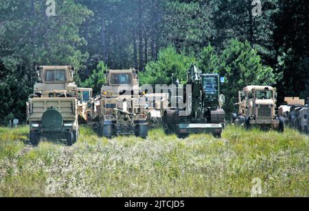 Les opérations d'exercice sont présentées le 4 août 2022 à fort McCoy, Wisconsin, pour l'exercice d'entraînement au soutien au combat (CSTX) 86th de la Division d'entraînement (86-22-02). L'exercice a eu lieu en août 2022 à fort McCoy à divers endroits tout au long de l'installation. Environ 4 000 membres du service ont participé à l'exercice. Le CSTX est un événement de formation conjoint exécuté dans un environnement de formation intégré en direct, virtuel et constructif où les membres du service testent leurs compétences tactiques et techniques. (É.-U. Photo de l'armée par Scott T. Sturkol, Bureau des affaires publiques, fort McCoy, Wisconsin) Banque D'Images