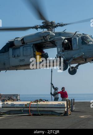 220514-N-BP862-1001 MER IONIENNE (AOÛT 27, 2022) Capt Shane Marchesi, officier exécutif, le porte-avions de la classe Nimitz USS Harry S. Truman (CVN 75), à gauche, et Ens. Sean Smith, l’avion de combat de Truman, effectue une reconstitution verticale sur le pont de vol de l’USS Harry S. Truman (CVN 75), le 27 août 2022. Le groupe de grève des transporteurs Harry S. Truman est en cours de déploiement prévu dans la zone d'opérations des Forces navales des États-Unis en Europe, employée par la Sixième flotte des États-Unis pour défendre les intérêts des États-Unis, des alliés et des partenaires. (É.-U. Photo marine par Spécialiste communication de masse 3rd classe Tate Cardinal) Banque D'Images