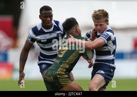 Phoenix Laulu-Togaga'e #29 de Hull KR est attaqué par Logan Astley #34 de wigan Warriors, le 8/29/2022. (Photo de David Greaves photos/ via/News Images/Sipa USA) Credit: SIPA USA/Alay Live News Banque D'Images