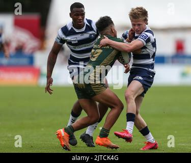 Phoenix Laulu-Togaga'e #29 de Hull KR est attaqué par Logan Astley #34 de wigan Warriors, le 8/29/2022. (Photo de David Greaves photos/ via/News Images/Sipa USA) Credit: SIPA USA/Alay Live News Banque D'Images