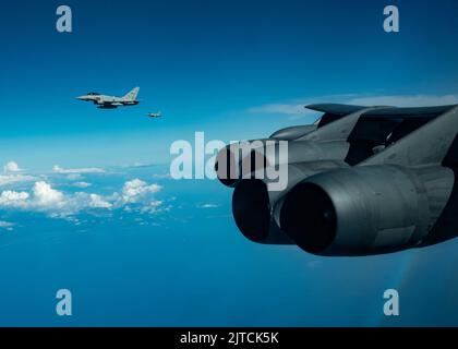 Deux typhons Eurofighter de la Force aérienne italienne volent en formation avec un escadron de bombardement expéditionnaire B-52H Stratofortress de la Force aérienne américaine lors d'une mission de la Force opérationnelle de bombardement au-dessus de la mer Adriatique le 26 août 23rd 2022. Partant de RAF Fairford, Royaume-Uni, et volant aussi loin au sud que la Grèce et aussi loin à l'ouest que la Roumanie, ce BTF a duré huit heures et a démontré la vitesse, la flexibilité et la portée inhérentes du B-52H. (É.-U. Photo de la Force aérienne par le premier Airman Michael A. Richmond) Banque D'Images