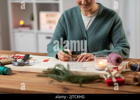 femme avec pochoir et marqueur à dessiner à noël Banque D'Images