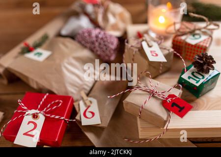 gros plan des cadeaux de noël pour le calendrier de l'avent Banque D'Images