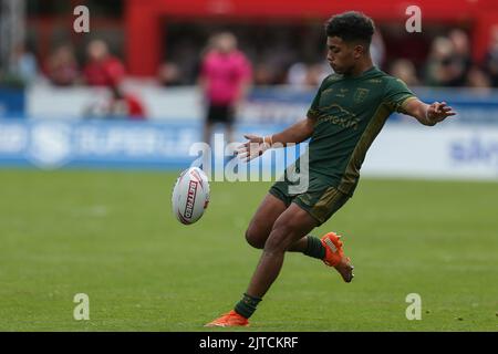 Phoenix Laulu-Togaga'e #29 de Hull KR met un coup de pied élevé sur le terrain, le 8/29/2022. (Photo de David Greaves photos/ via/News Images/Sipa USA) Credit: SIPA USA/Alay Live News Banque D'Images