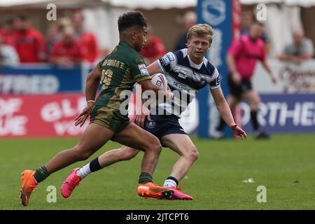 Phoenix Laulu-Togaga'e #29 de Hull KR court à Logan Astley #34 de wigan Warriors in, le 8/29/2022. (Photo de David Greaves photos/ via/News Images/Sipa USA) Credit: SIPA USA/Alay Live News Banque D'Images