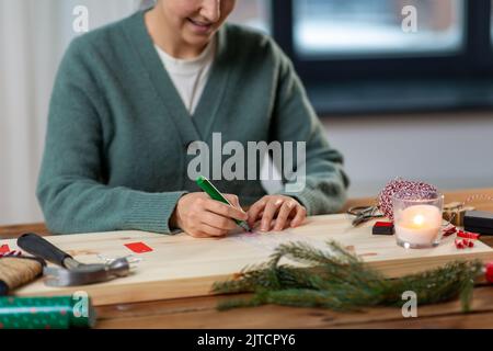 femme avec pochoir et marqueur à dessiner à noël Banque D'Images