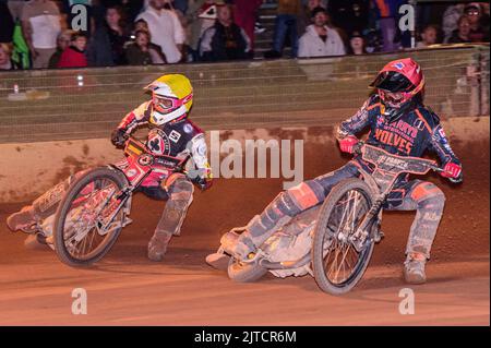 Sam Masters (Rouge) dirige Max Fricke (jaune) lors du match de SGB Premiership entre Wolverhampton Wolves et Belle vue Aces au Monmore Green Stadium, Wolverhampton, le lundi 29th août 2022. (Credit: Ian Charles | MI News) Credit: MI News & Sport /Alay Live News Banque D'Images