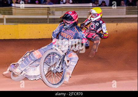 Sam Masters (Rouge) dirige Max Fricke (jaune) lors du match de SGB Premiership entre Wolverhampton Wolves et Belle vue Aces au Monmore Green Stadium, Wolverhampton, le lundi 29th août 2022. (Credit: Ian Charles | MI News) Credit: MI News & Sport /Alay Live News Banque D'Images