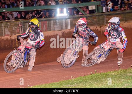 Max Fricke (jaune) devant Sam Masters (rouge) aa Matej Zagar (blanc) est bloqué pendant le match de SGB Premiership entre Wolverhampton Wolves et Belle vue Aces au Monmore Green Stadium, Wolverhampton, le lundi 29th août 2022. (Credit: Ian Charles | MI News) Credit: MI News & Sport /Alay Live News Banque D'Images