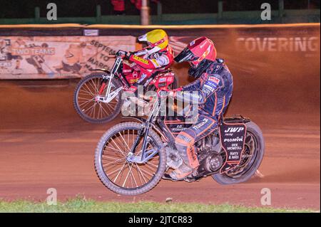 Sam Masters (Rouge) dirige Max Fricke (jaune) lors du match de SGB Premiership entre Wolverhampton Wolves et Belle vue Aces au Monmore Green Stadium, Wolverhampton, le lundi 29th août 2022. (Credit: Ian Charles | MI News) Credit: MI News & Sport /Alay Live News Banque D'Images