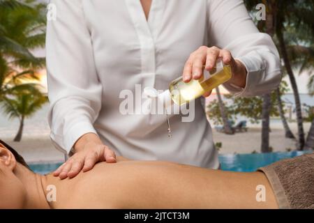 Close up of woman having massage at spa Banque D'Images