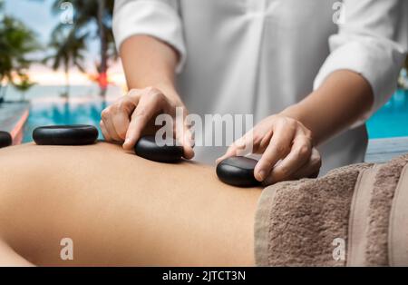 gros plan d'une femme ayant un massage aux pierres chaudes au spa Banque D'Images