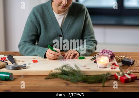 femme avec pochoir et marqueur à dessiner à noël Banque D'Images