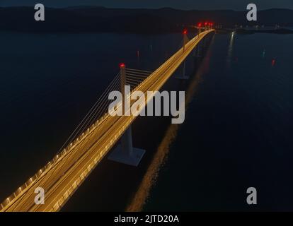 Détail aérien du pont Peljesac la nuit Banque D'Images