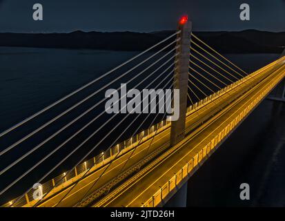 Détail aérien du pont Peljesac la nuit Banque D'Images