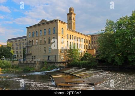 Bâtiments classés, moulins et rivière aire à Saltaire, site du village classé au patrimoine mondial, Shipley, Bradford, West Yorkshire, Angleterre, ROYAUME-UNI, BD18 3LA Banque D'Images