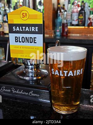 Une pinte de Sailtaire Brewery, Saltaire Blond Real ale, de l'unité 7, County Workshops, Dockfield Rd, Shipley, West Yorkshire, Angleterre, Royaume-Uni, BD17 7AR Banque D'Images