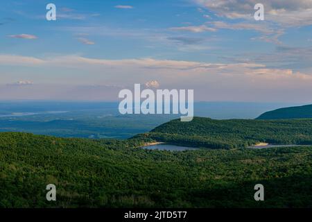 Vue panoramique sur les montagnes Catskill. Le lac Nord-Sud et la rivière Hudson sont en arrière-plan. Banque D'Images