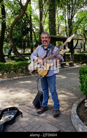 Homme hispanique jouant des guitares doubles dans Parque Mexico, quartier Hipodromo, dans la région de Cuauhtemoc, Ciudad de Mexico, CDMX Banque D'Images