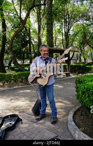 Homme hispanique jouant des guitares doubles dans Parque Mexico, quartier Hipodromo, dans la région de Cuauhtemoc, Ciudad de Mexico, CDMX Banque D'Images