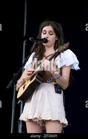 Dorothy Miranda Clark, chanteuse YouTube, vlogger et personnalité des médias sociaux, alias Dodie, qui se déroule sur scène au Victorious Festival. Dorothy Miranda Clark (née le 11 avril 1995), connue sous le nom de Dodie (stylisée dodie), est une chanteuse anglaise, auteur-compositeur, et YouTuber. Dodie a commencé sa carrière en téléchargeant des chansons originales et des couvertures sur YouTube. Elle a plus de 210 vidéos, plus de 2 millions d'abonnés, et plus de 404 millions de vues sur leur canal principal (en mai 2022) sur son canal secondaire, elle a plus de 190 vidéos, plus de 910K abonnés, et plus de 98 millions de vues. Banque D'Images