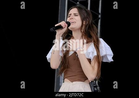 Dorothy Miranda Clark, chanteuse YouTube, vlogger et personnalité des médias sociaux, alias Dodie, qui se déroule sur scène au Victorious Festival. Dorothy Miranda Clark (née le 11 avril 1995), connue sous le nom de Dodie (stylisée dodie), est une chanteuse anglaise, auteur-compositeur, et YouTuber. Dodie a commencé sa carrière en téléchargeant des chansons originales et des couvertures sur YouTube. Elle a plus de 210 vidéos, plus de 2 millions d'abonnés, et plus de 404 millions de vues sur leur canal principal (en mai 2022) sur son canal secondaire, elle a plus de 190 vidéos, plus de 910K abonnés, et plus de 98 millions de vues. (Photo par Dawn Fletcher-Park/S. Banque D'Images