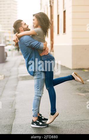 Je vous rends sur les talons amoureux de vous... un couple aimant dans la ville. Banque D'Images