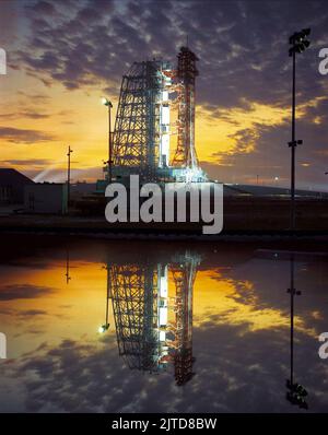 APOLLO 8 SUR LE PLATEAU DE LANCEMENT 1968, À L'OMBRE DE LA LUNE, 2007 Banque D'Images