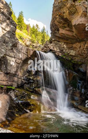 Aster Falls accessible à partir du point de départ de South Shore à Two Medicine Lake, dans le parc national Glacier, Montana Banque D'Images