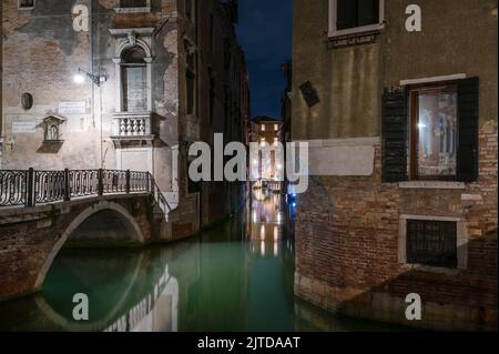 Venise, Italie. 22nd août 2022. Venise se vide dans la soirée des touristes qui visitent la ville en une journée. Initialement annoncée pour juin 2022, la taxe d'entrée pour les voyageurs d'un jour à Venise ne sera appliquée qu'à partir du 16 janvier 2023. Le retard de la pandémie Covid-19 en 2021, depuis la fin des restrictions sanitaires en Italie en 2022, jusqu'à 110 000 jours de touristes visitent la ville, tandis que la population permanente de la ville est estimée à environ 50 000 personnes. L'introduction de taxes et de restrictions aux visiteurs sur les sites naturels et culturels les plus fréquentés, connus sous le nom de lutte contre le surtourisme, est sur le ris Banque D'Images