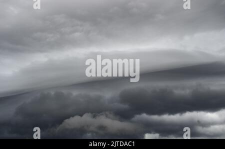 Arcus nuage roulant dans la tempête, Cumulonimbus formations de nuages sur le ciel tropical , Nimbus en mouvement , Résumé arrière-plan du phénomène naturel Banque D'Images