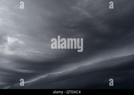 Arcus nuage roulant dans la tempête, Cumulonimbus formations de nuages sur le ciel tropical , Nimbus en mouvement , Résumé arrière-plan du phénomène naturel Banque D'Images