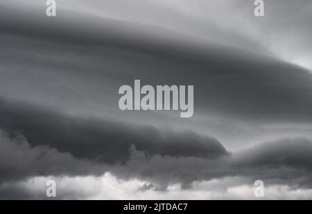 Arcus nuage roulant dans la tempête, Cumulonimbus formations de nuages sur le ciel tropical , Nimbus en mouvement , Résumé arrière-plan du phénomène naturel Banque D'Images