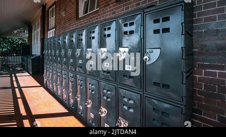 Casiers scolaires numérotés avec cadenas Banque D'Images