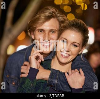 Passer une soirée romantique. Un jeune couple à l'extérieur sur un rendez-vous dans la ville. Banque D'Images