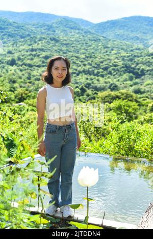 Jeune femme vietnamienne se promener dans un parc Banque D'Images